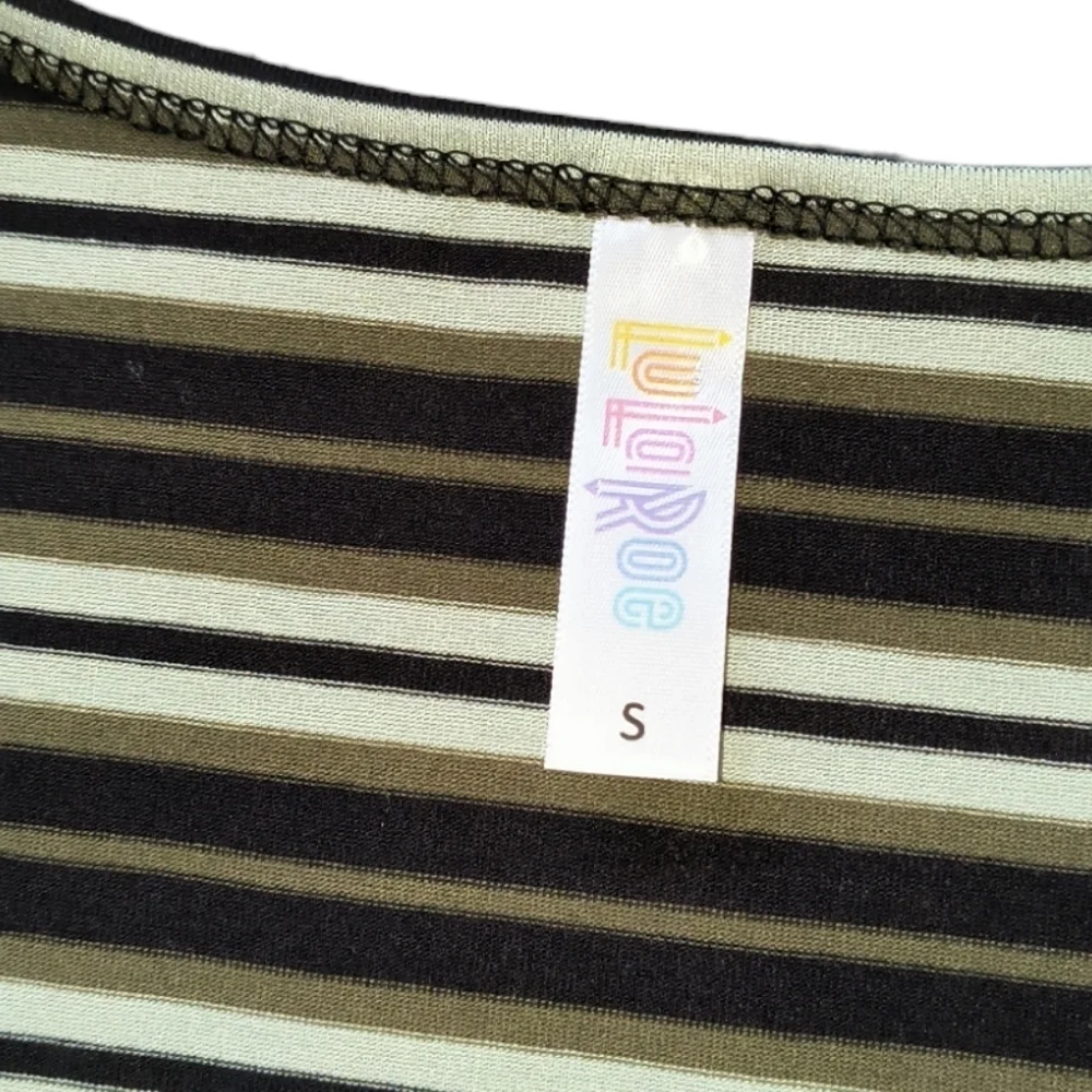 NWT LuLaRoe Lynnae Long Sleeve T Size S (Size 6-8)